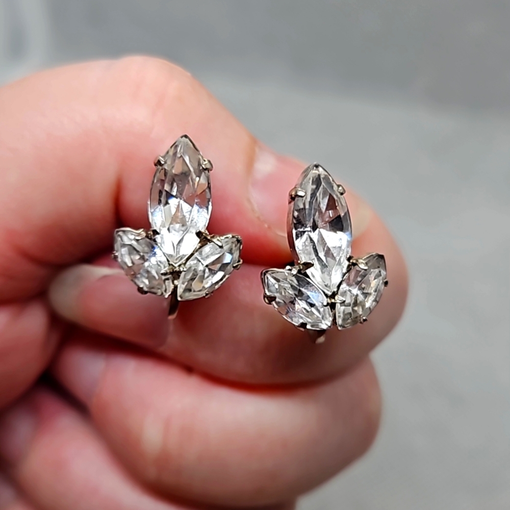 Vintage screwback Rhinestone fleur de lis
